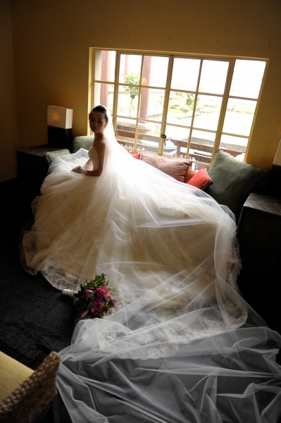 小笠原伯爵邸での結婚式、チュールスカート+ビスチェのウェディングドレス